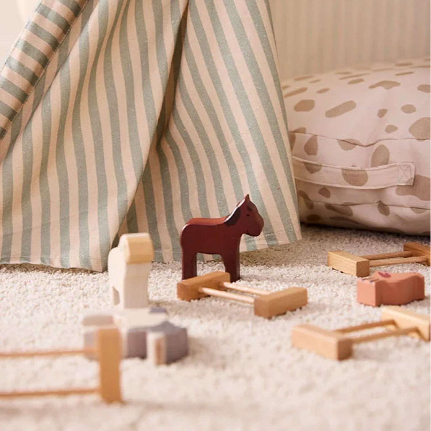 Комплект Животни от фермата Swedish Design
Възраст: 1+
Размер: 33.5х19х20 см