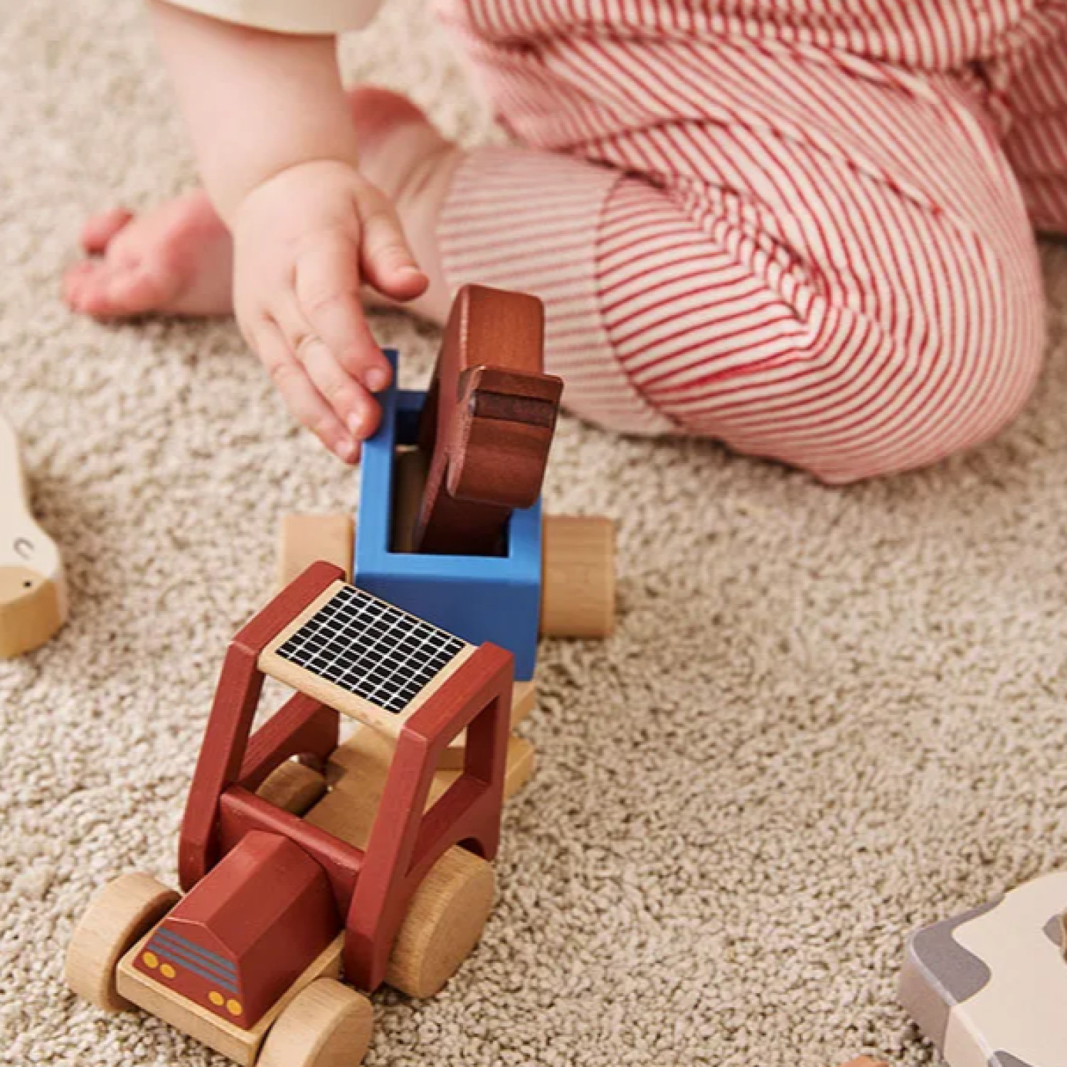 Комплект Животни от фермата Swedish Design
Възраст: 1+
Размер: 33.5х19х20 см