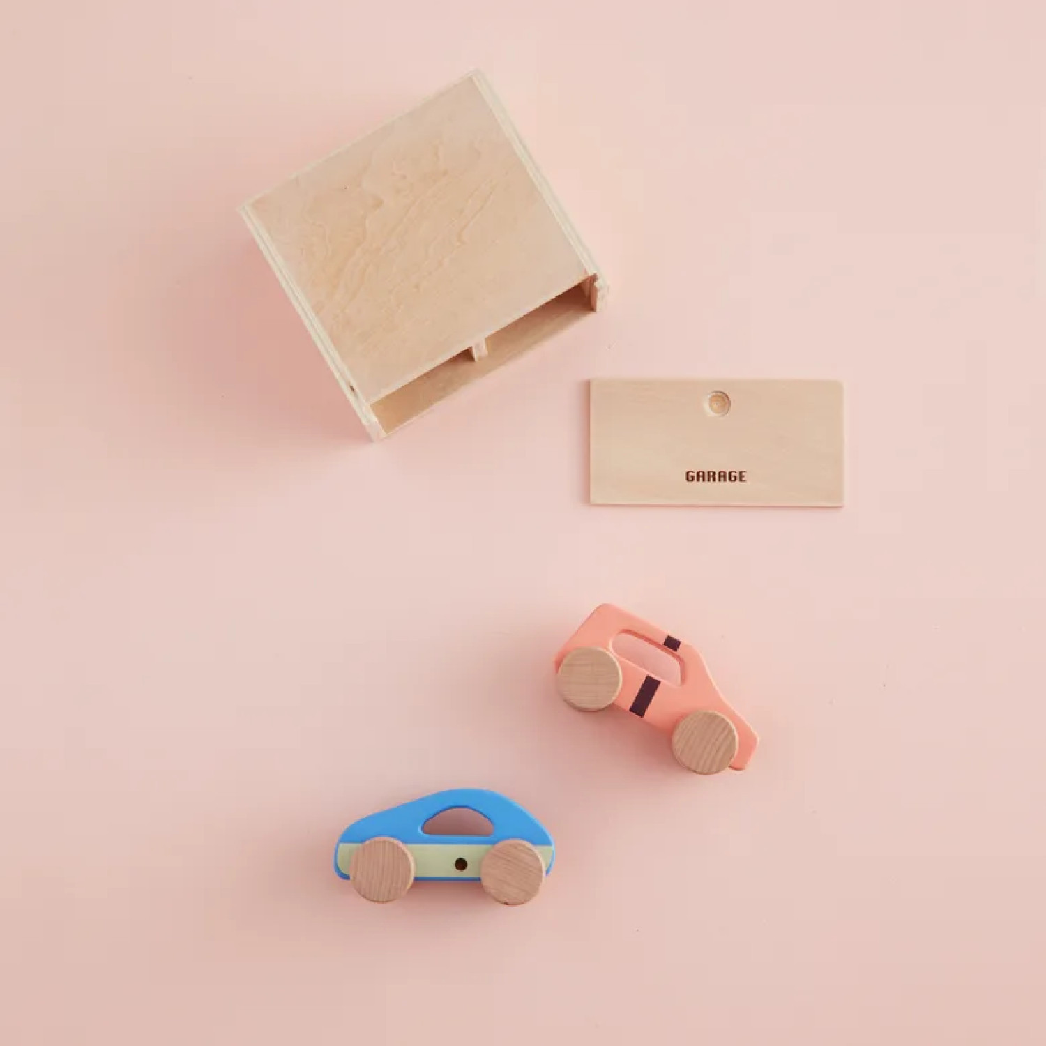 Дървен комплект от 2 колички с гараж Swedish Design
Възраст: 1+
Размер: 30x13x14 см