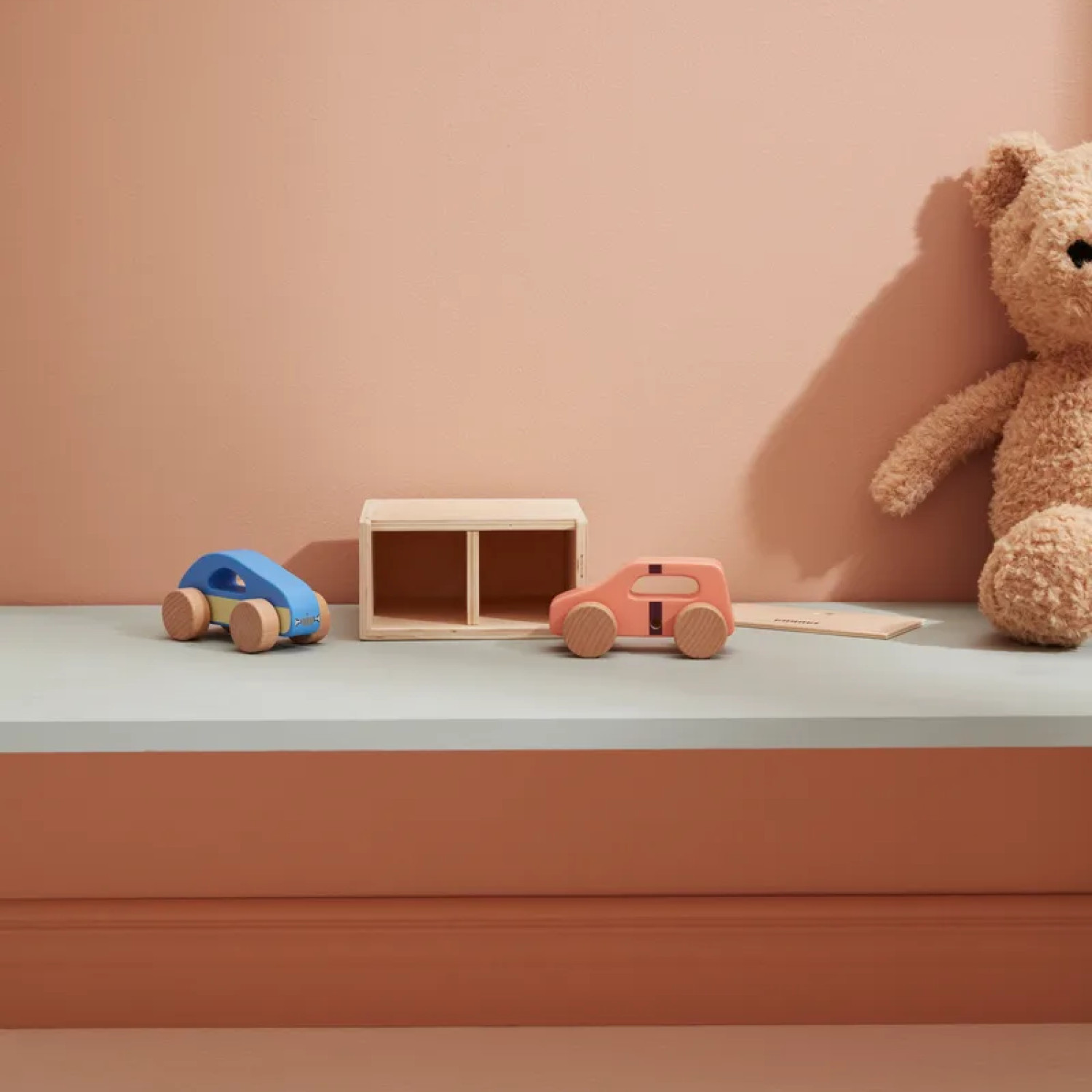 Дървен комплект от 2 колички с гараж Swedish Design
Възраст: 1+
Размер: 30x13x14 см