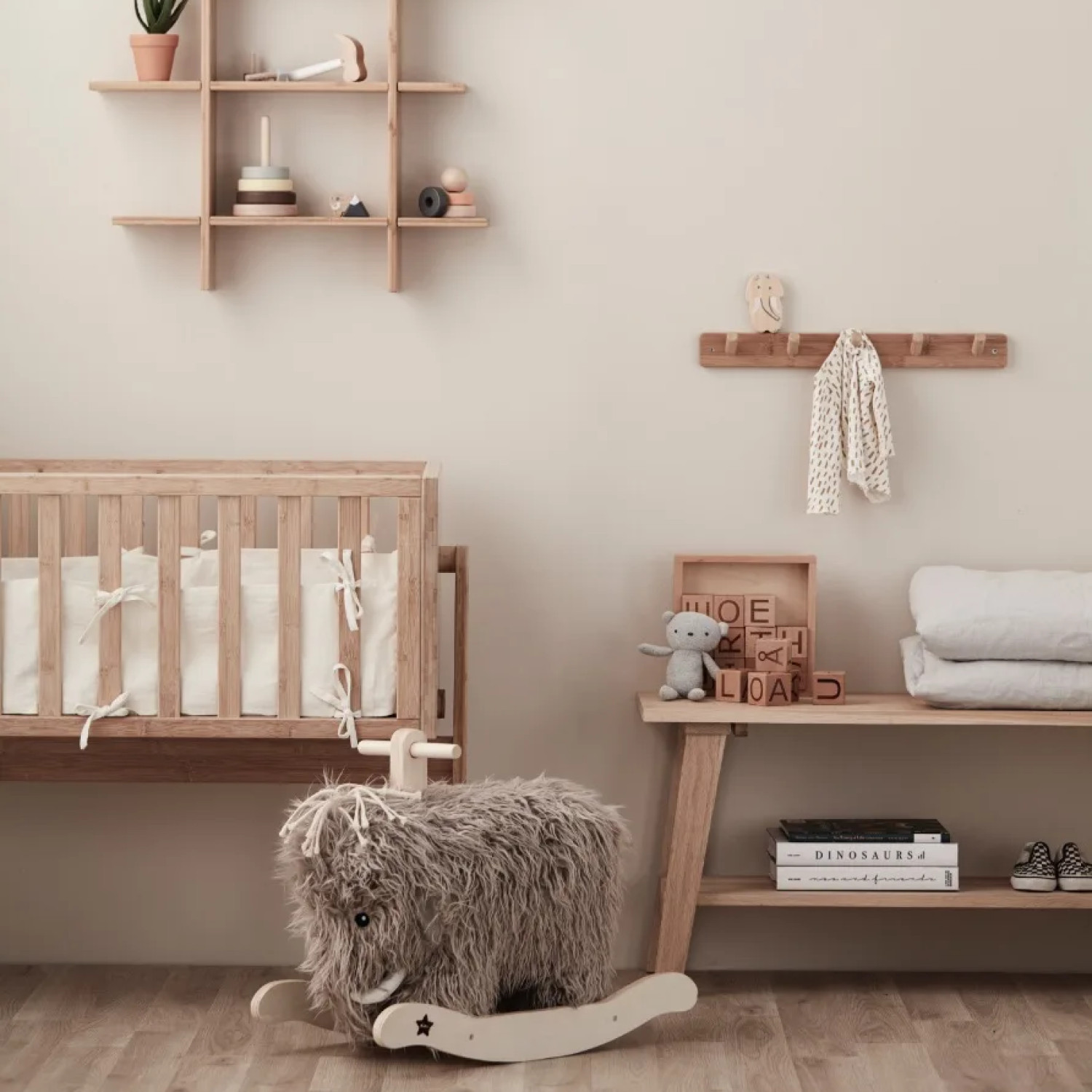 Люлееща се играчка Мамут Swedish Design
Възраст: 1+
Размер: 60х30х47см