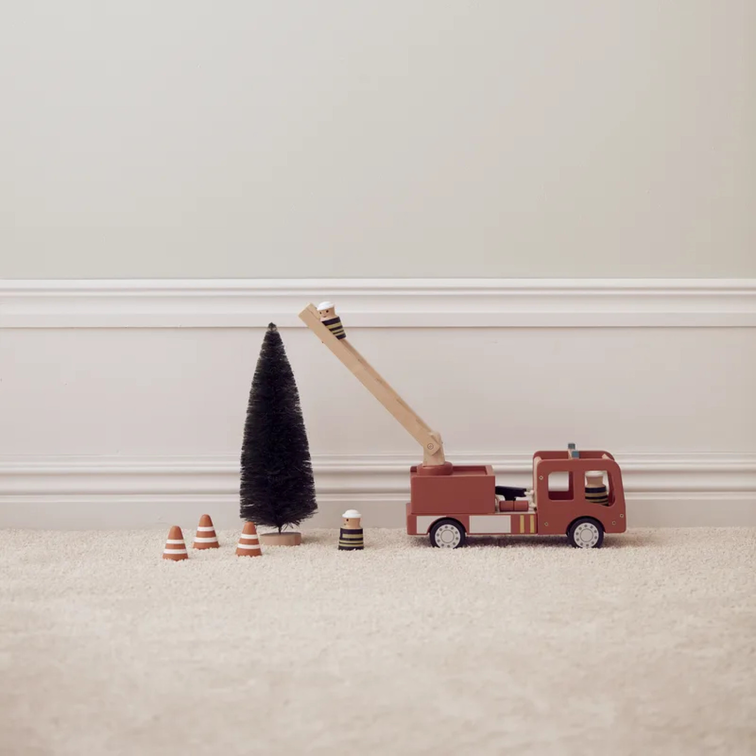 Wooden fire truck with figures Swedish Design Age: 3+ Size: 30x11x16 cm