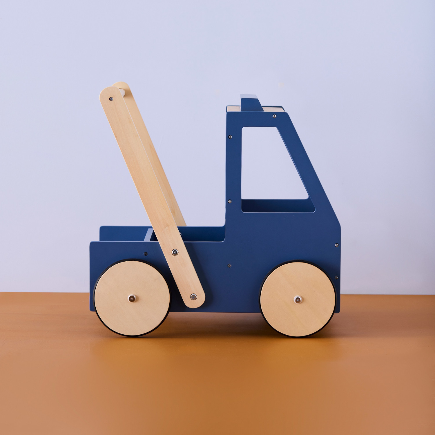 Дървена проходилка Камионче Swedish Design
Възраст: 1+