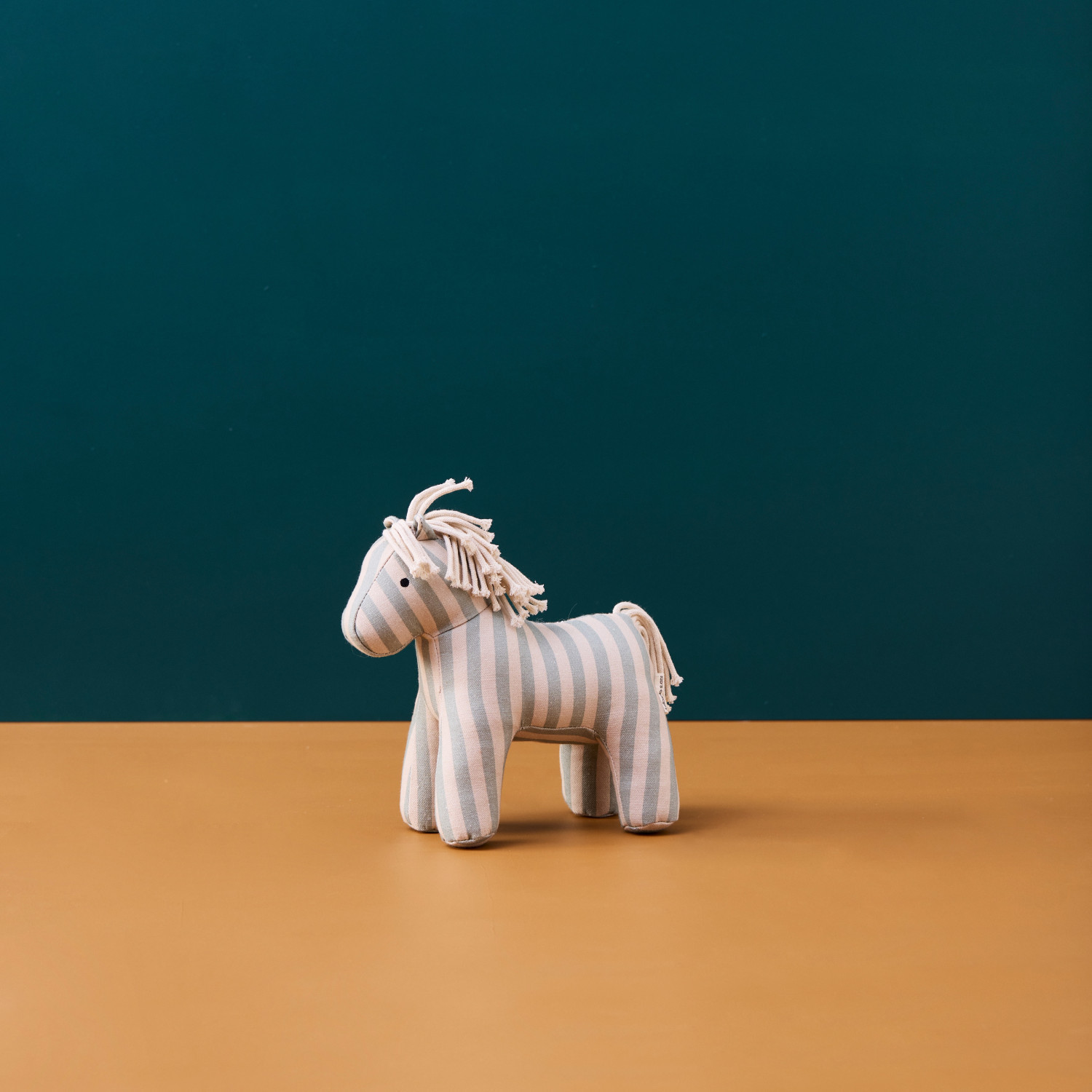Плюшена играчка Кончето Сам Swedish Design
Възраст: 0+