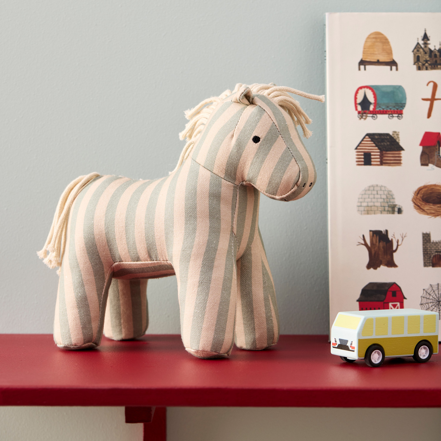 Плюшена играчка Кончето Сам Swedish Design
Възраст: 0+