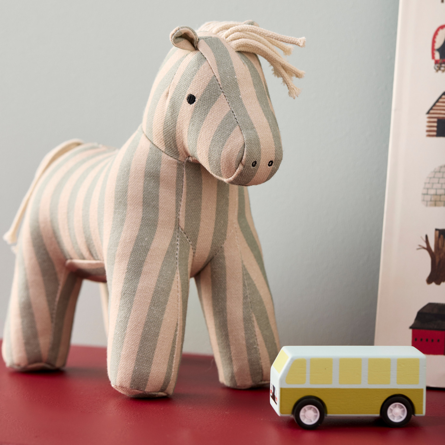 Плюшена играчка Кончето Сам Swedish Design
Възраст: 0+