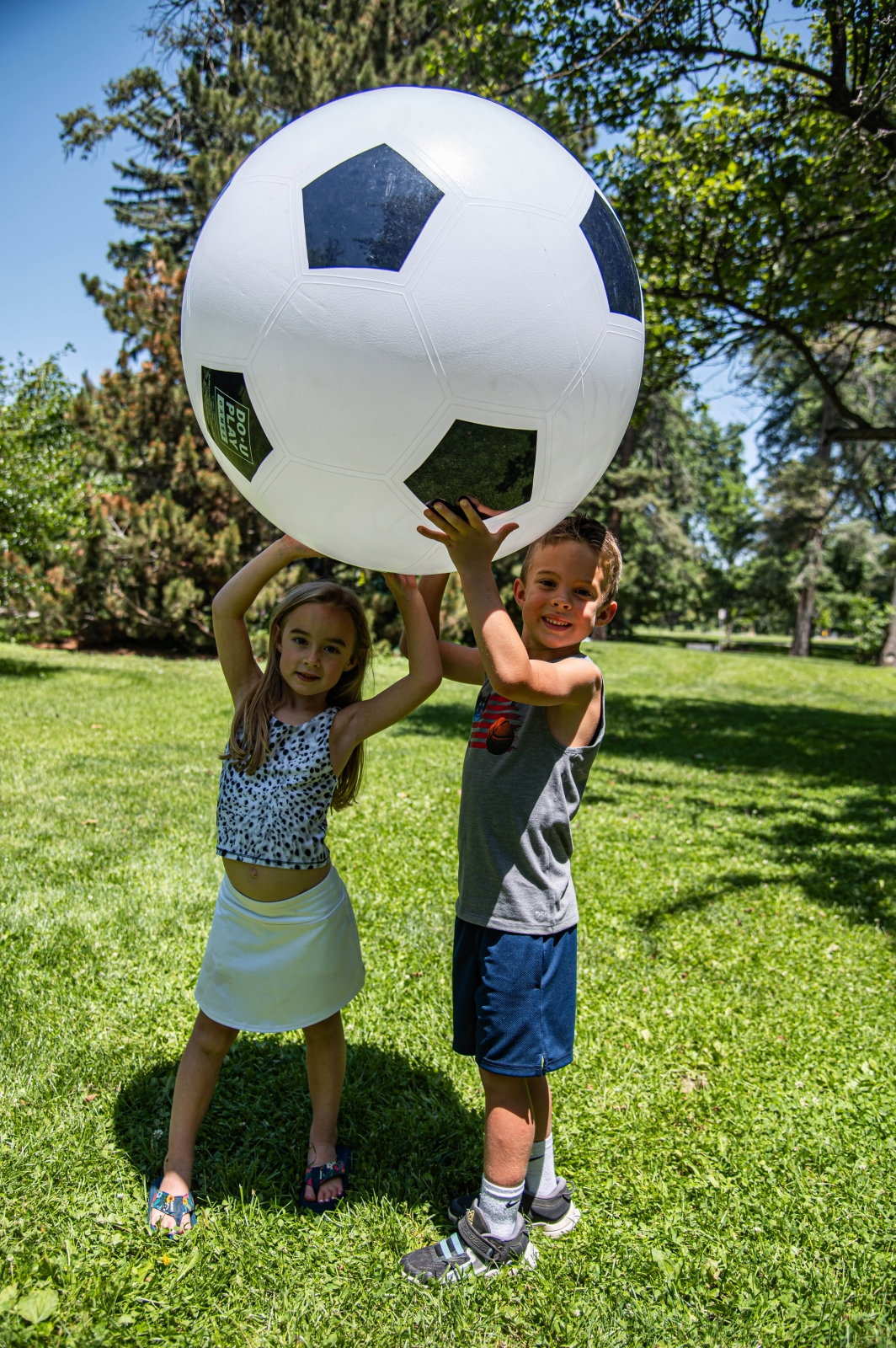 Soccer ball with pump - 76cm.