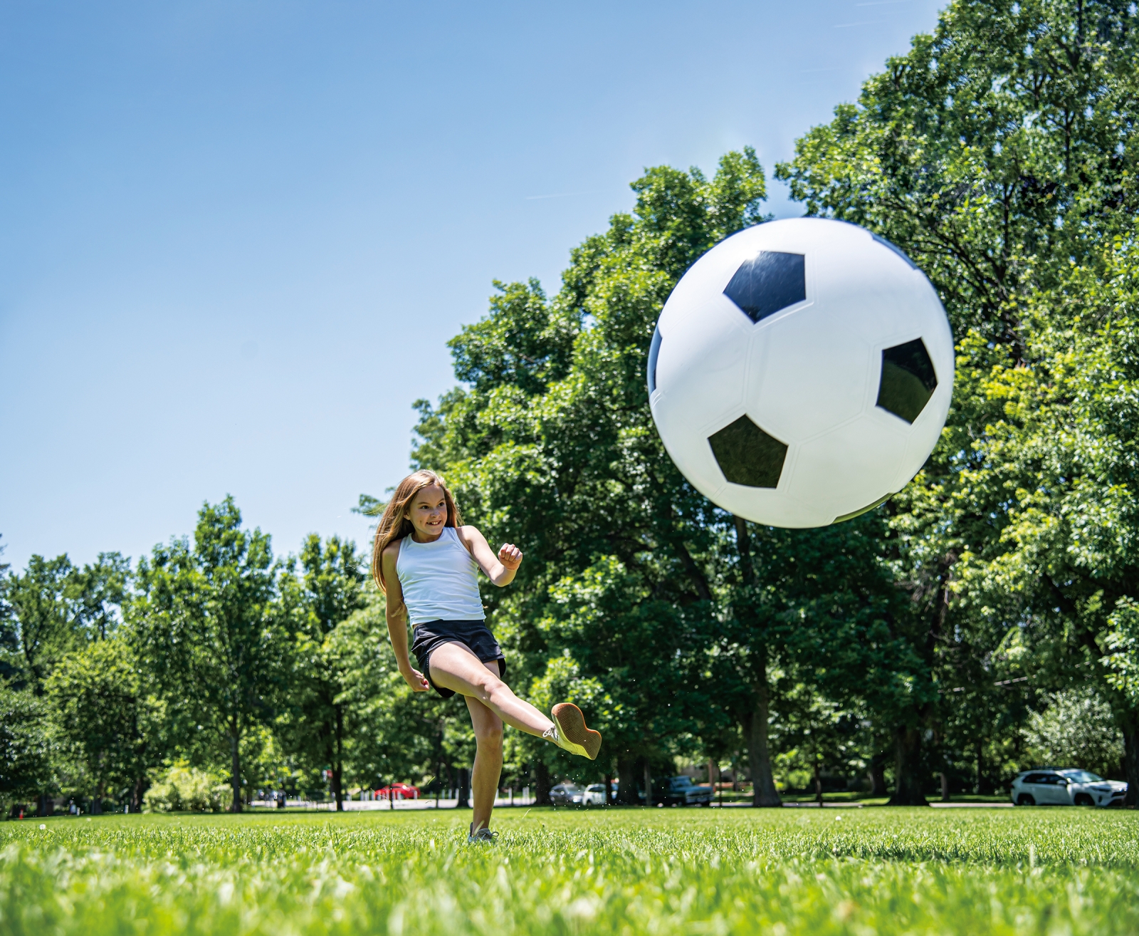 Soccer ball with pump - 76cm.
