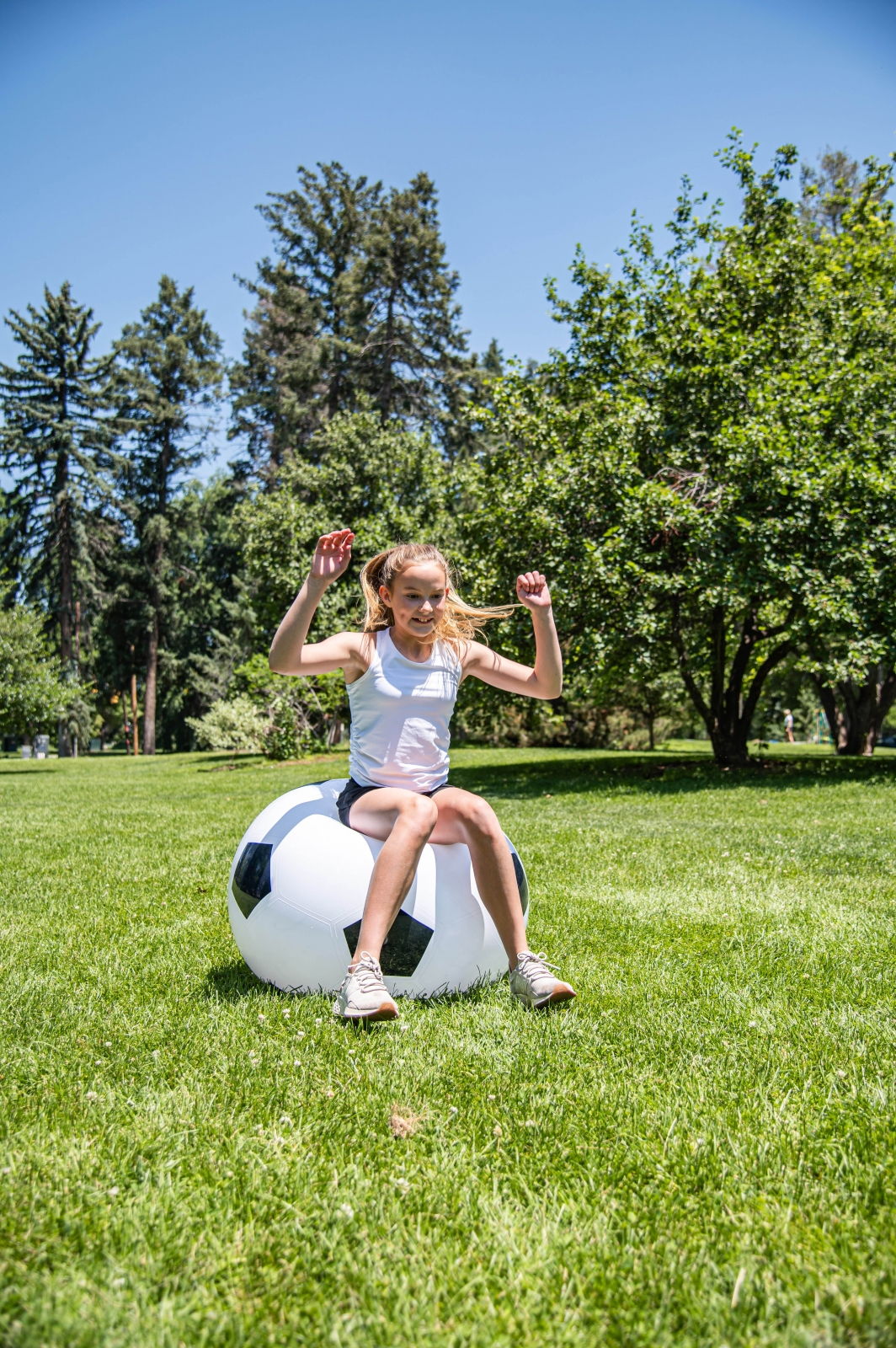 Soccer ball with pump - 76cm.