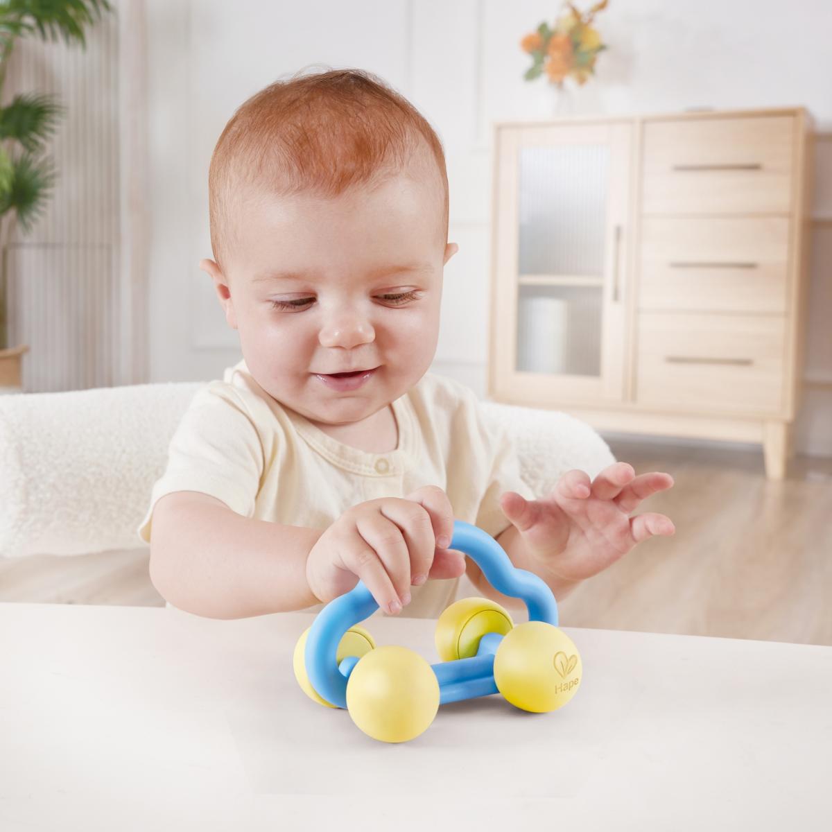Бебешка дрънкалка и гризалка 2в1, Hape, Кола, 12.5 x 7.3 x 7.5 см
