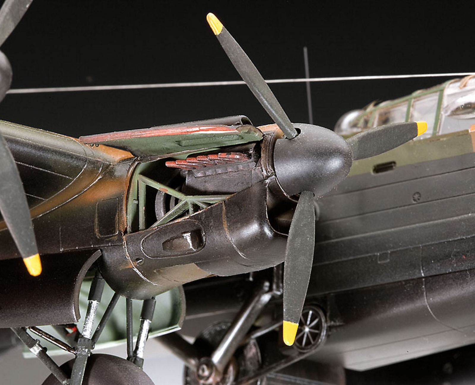 Сглобяем модел, Revell, Самолет Lancaster B.III DAMBUSTERS, 224 части